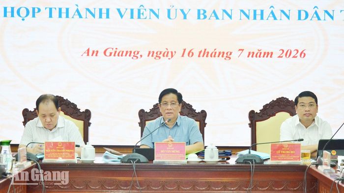 Chủ tịch UBND tỉnh Hồ Văn Mừng phát biểu chỉ đạo tại cuộc họp.