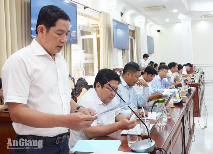 Đại biểu báo cáo các nội dung cuộc họp.
