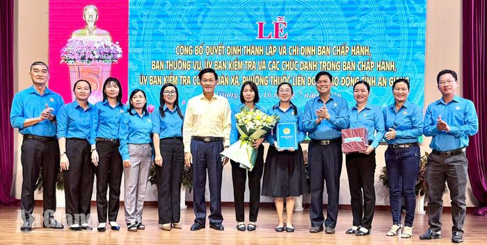 Ban Chấp hành Công đoàn phường Mỹ Thới nhận quyết định tại hội nghị.