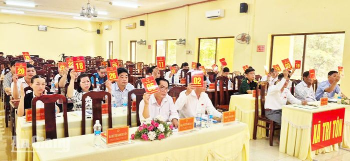 Đại biểu biểu quyết thông qua các nội dung tại kỳ họp.