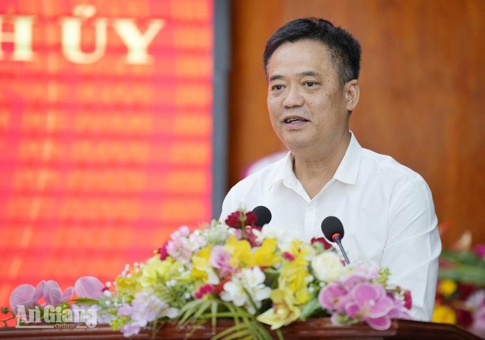 Tỉnh ủy viên, Phó Trưởng Ban Tổ chức Tỉnh ủy Lê Quốc Anh phát biểu tại buổi lễ. Ảnh: THỤY DU