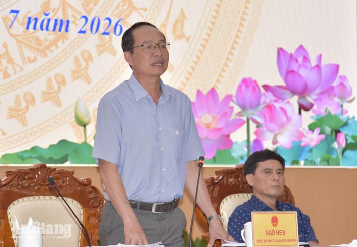 Trưởng Ban Kinh tế - Ngân sách HĐND tỉnh An Giang Ngô Hen phát biểu tại cuộc họp.