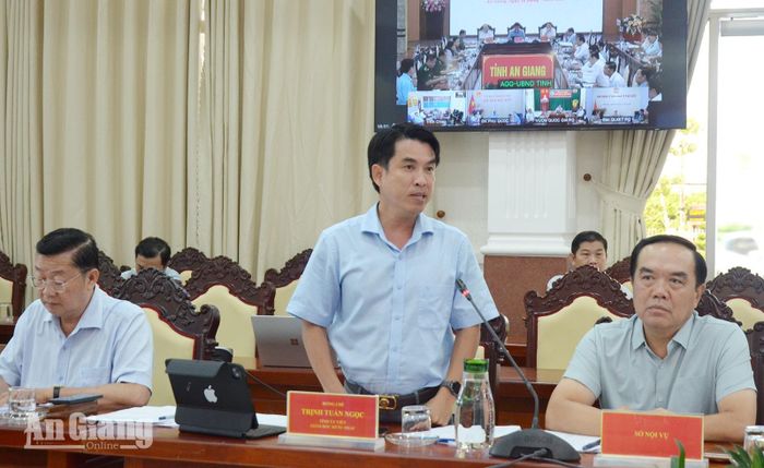 Đại diện Sở Tư pháp tỉnh An Giang phát biểu tại cuộc họp.