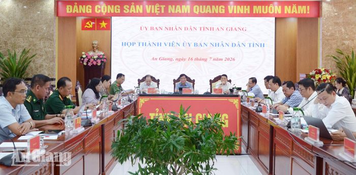 Quang cảnh cuộc họp.