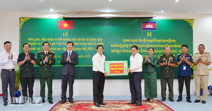 Đoàn đại biểu Ban Chuyên trách tỉnh An Giang và Đoàn đại biểu Ban Chuyên trách tỉnh Kampot tặng quà cho nhau, thể hiện tinh thần đoàn kết, hữu nghị, hợp tác bền chặt giữa hai nước Việt Nam - Campuchia.