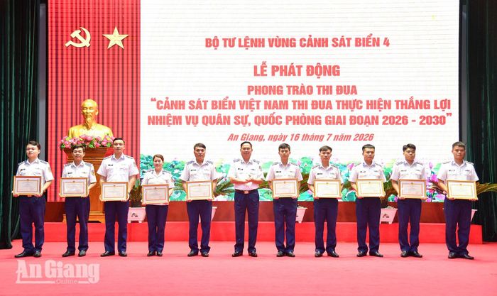 Các tập thể, cá nhân có thành tích tốt trong thực hiện nhiệm vụ nhận thưởng.