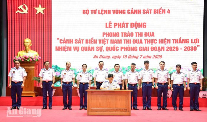 Đại diện chỉ huy các cơ quan, đơn vị ký kết giao ước thi đua.