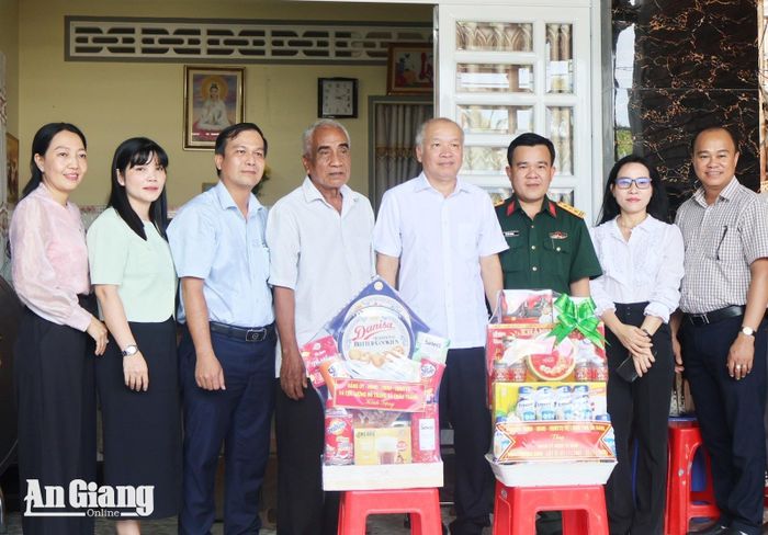 Đồng chí Võ Nguyên Nam (thứ tư, từ phải qua) cùng đoàn công tác đến thăm, tặng quà thương binh Nguyễn Văn Ba.