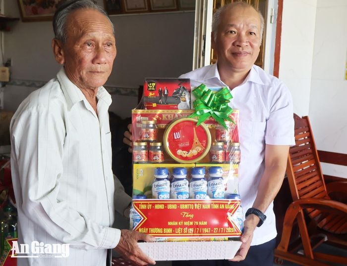 Đồng chí Võ Nguyên Nam thăm, tặng quà thương binh Nguyễn Trường Giang.