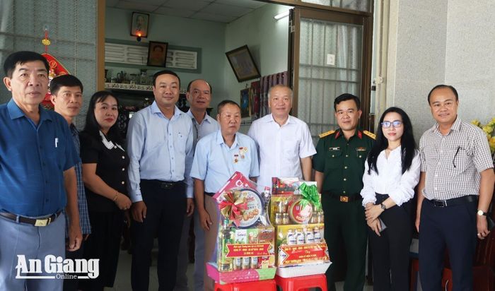 Đồng chí Võ Nguyên Nam (thứ tư, từ phải qua) đến thăm, tặng quà thương binh Cao Đăng Lại.
