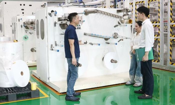 Cán bộ tín dụng BIDV Chi nhánh Bắc Giang trao đổi với lãnh đạo Công ty trách nhiệm hữu hạn Hà Đại Phát về việc đầu tư máy móc hiện đại phục vụ sản xuất.
