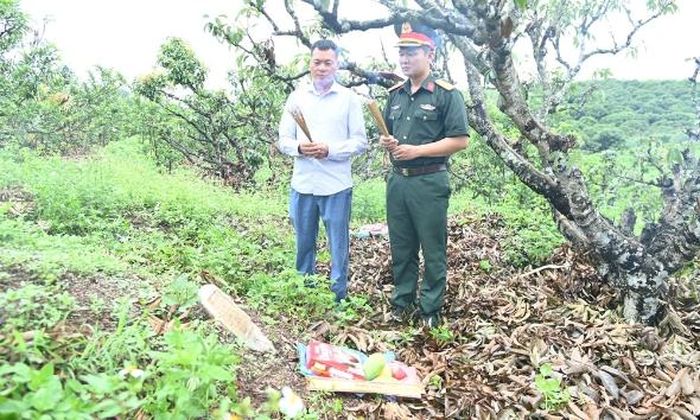 Đại diện Ban Chỉ huy quân sự phường Phượng Sơn và anh Đặng Văn Minh viếng 2 ngôi mộ liệt sĩ.