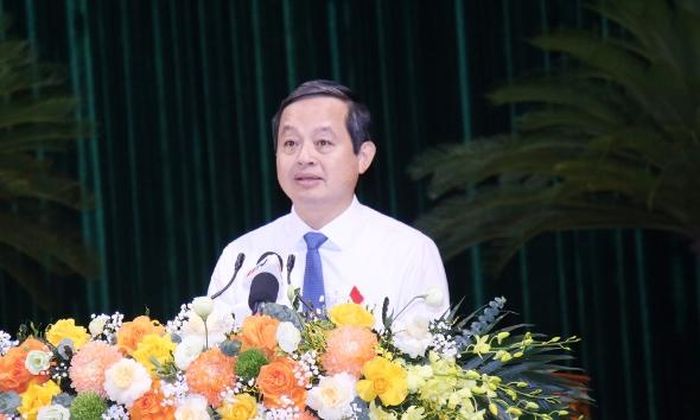 Đồng chí Phạm Hoàng Sơn phát biểu tại kỳ họp.