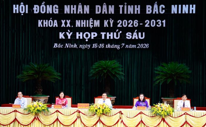 Các đồng chí chủ tọa kỳ họp.
