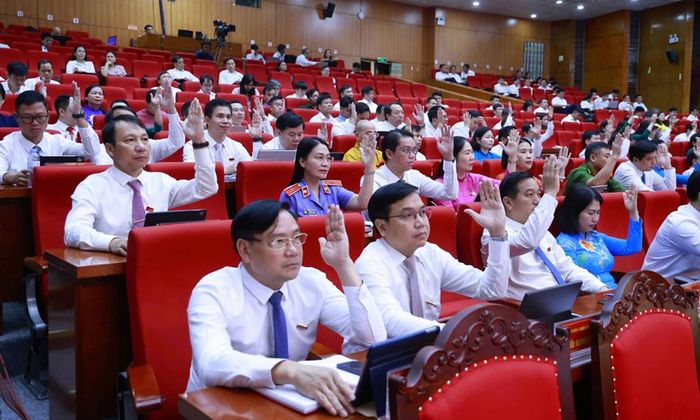 Các đại biểu biểu quyết thông qua nghị quyết tại kỳ họp.