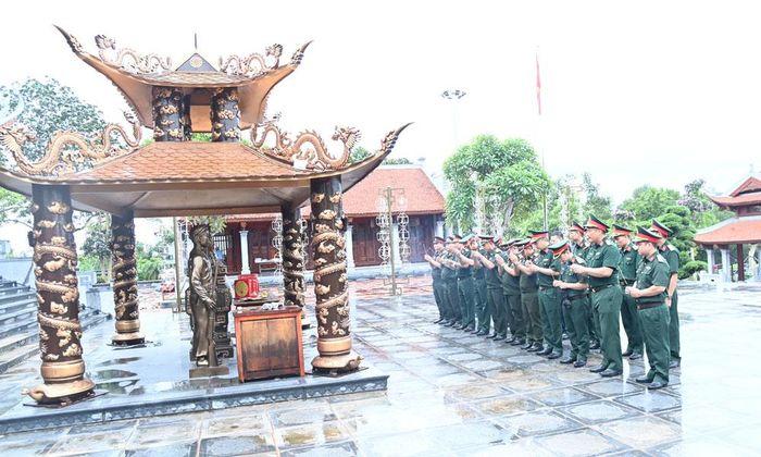  Đoàn công tác Quân đội nhân dân Lào thăm Khu Di tích lịch sử Hoàng Hoa Thám. 