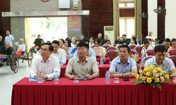 Đại biểu Tạp chí Cộng sản, Báo và Phát thanh, Truyền hình Bắc Ninh tại buổi thăm, tặng quà Trung tâm Điều dưỡng thương binh Thuận Thành.