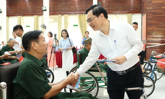 Đồng chí Dương Trung Ý, Tổng Biên tập Tạp chí Cộng sản thăm hỏi, động viên, tặng quà các thương binh.
