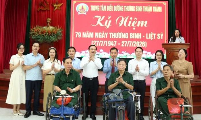 Đồng chí Dương Trung Ý (giữa) và Đoàn công tác tặng quà tri ân các thương, bệnh binh đang điều trị tại Trung tâm.