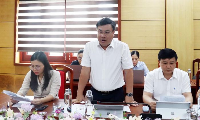  Lãnh đạo phường Yên Dũng báo cáo kết quả làm sạch, làm giàu dữ liệu đất đai. 