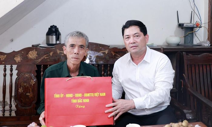  Đồng chí Bí thư Tỉnh ủy tặng quà thương binh Tống Văn Hạnh. 