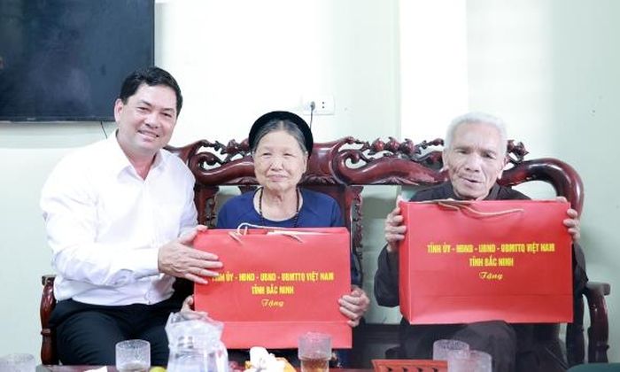  Bí thư Tỉnh ủy Nguyễn Hồng Thái tặng quà bố, mẹ của Liệt sĩ Nguyễn Văn Bản. 
