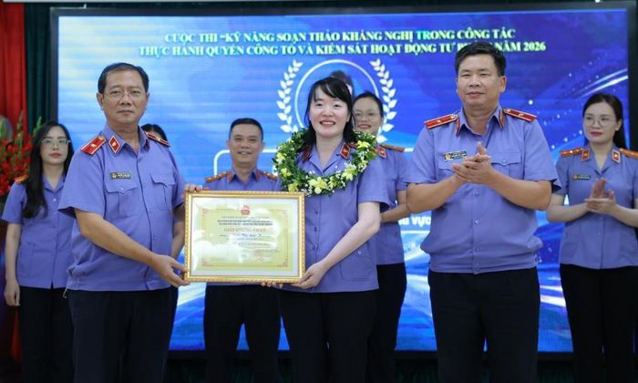  Lãnh đạo Viện Kiểm sát nhân dân tỉnh trao giải Nhất ở nội dung lĩnh vực hành chính, dân sự cho đồng chí Ngô Thị Lan Hương, Kiểm sát viên sơ cấp, Phó Viện Trưởng Viện Kiểm sát nhân dân khu vực 7. 