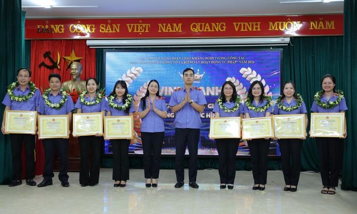  Lãnh đạo Viện Kiểm sát nhân dân tỉnh trao giải cho các cá nhân đoạt giải ở nội dung hình sự. 