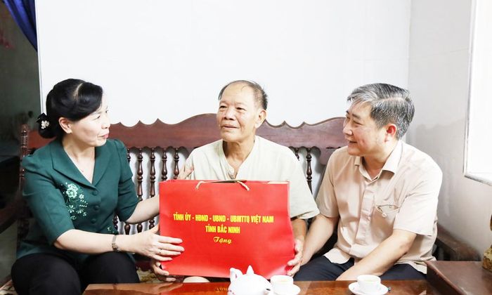  Đồng chí Nguyễn Thị Hà thăm, tặng quà thương binh Đỗ Khắc Vệ. 
