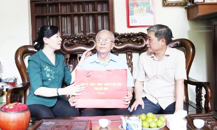  Đồng chí Nguyễn Thị Hà ân cần thăm hỏi, tặng quà thương binh Ngô Đức Văn. 