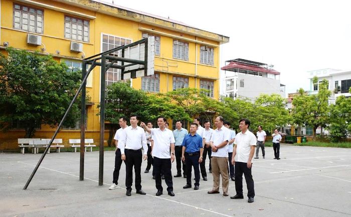  Đồng chí Lê Xuân Lợi và các đại biểu kiểm tra thực trạng Trường Trung học phổ thông Tân Yên số 1. 