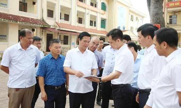  Đồng chí Lê Xuân Lợi cùng các đại biểu xem xét phương án thiết kế sơ bộ cơ sở vật chất Trường Trung học phổ thông Tân Yên số 1. 