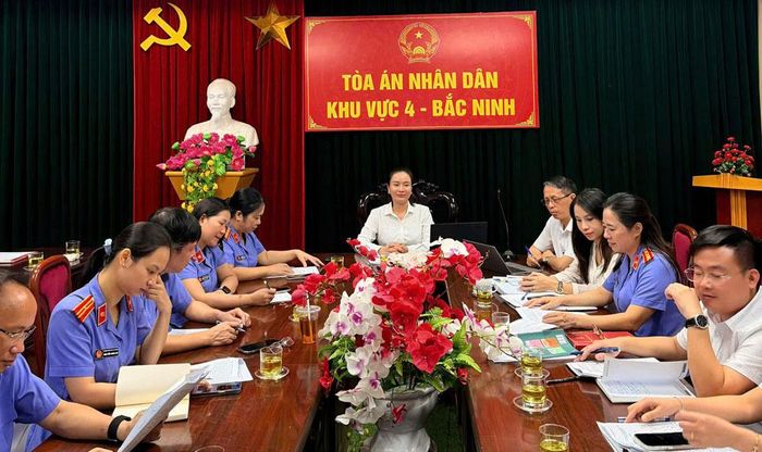  Đại diện lãnh đạo Phòng Thanh tra và Phòng 10 của Viện Kiểm sát nhân dân tỉnh Bắc Ninh, cùng các thẩm phán, thư ký của Tòa án nhân dân khu vực 4 - Bắc Ninh tại cuộc họp rút kinh nghiệm. 