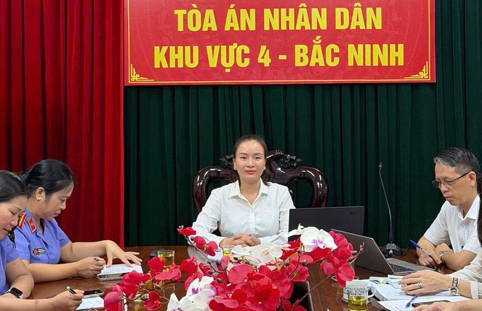  Đồng chí Nguyễn Thị Kim Dung, Chánh án Tòa án nhân dân khu vực 4 - Bắc Ninh chủ trì cuộc họp rút kinh nghiệm. 