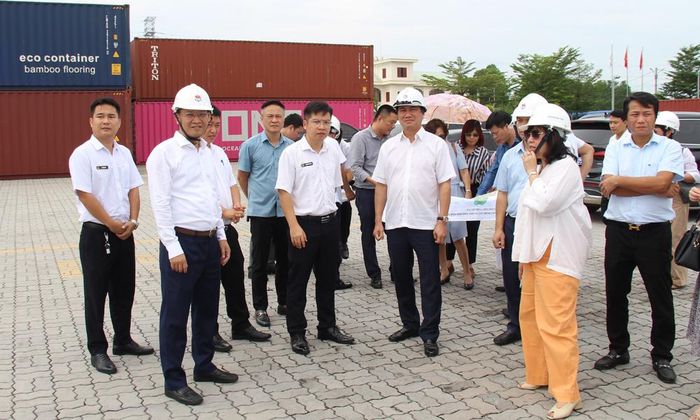  Các đại biểu thăm Tân Cảng Quế Võ. 