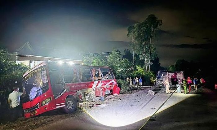  22 giờ cùng ngày, lực lượng chức năng vẫn tập trung cao độ khám nghiệm hiện trường. 