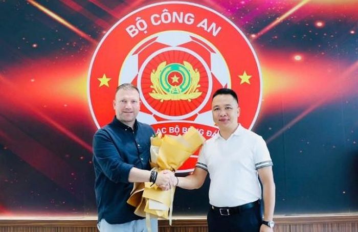 HLV Diles Athanasios Arthus ra mắt đội bóng mới. Ảnh: CLB CATPHCM.