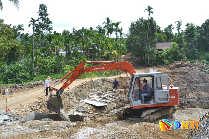 Người dân đồng thuận hiến đất để thi công Dự án đường Nguyễn Văn Trỗi nối dài. Ảnh: CÔNG TÚ