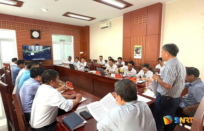 Xã Tiên Phước và các đơn vị liên quan làm việc để giải quyết khó khăn, vướng mắc trong thực hiện Dự án Liên kết vùng miền Trung. Ảnh: D.LỆ