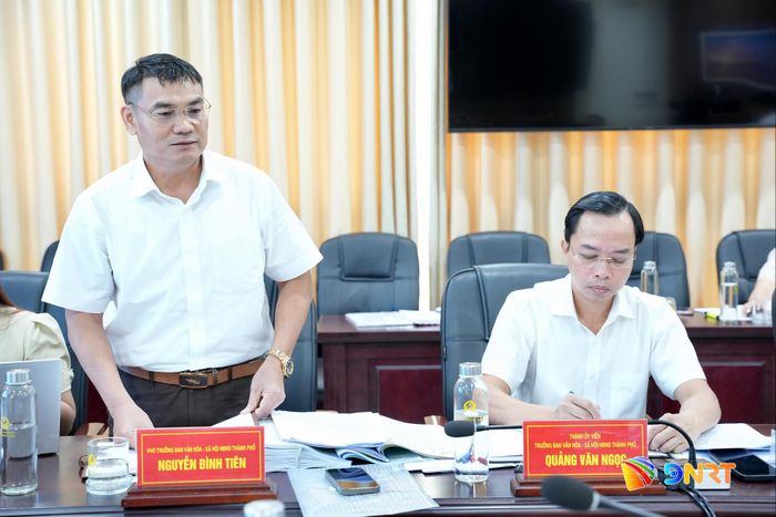 Lãnh đạo Ban Văn hóa - Xã hội HĐND thành phố đề nghị Sở Giáo dục và Đào tạo thông tin làm rõ nhiều nội dung liên quan công tác chuẩn bị năm học mới. Ảnh: T.CÔNG