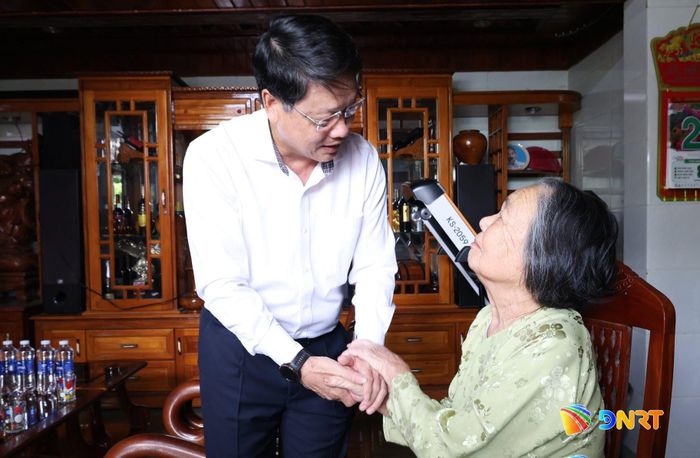 Phó Bí thư Thành ủy Ngô Xuân Thắng ân cần thăm hỏi sức khỏe Mẹ Việt Nam Anh hùng Đỗ Thị Xuân. Ảnh: NGỌC HÀ