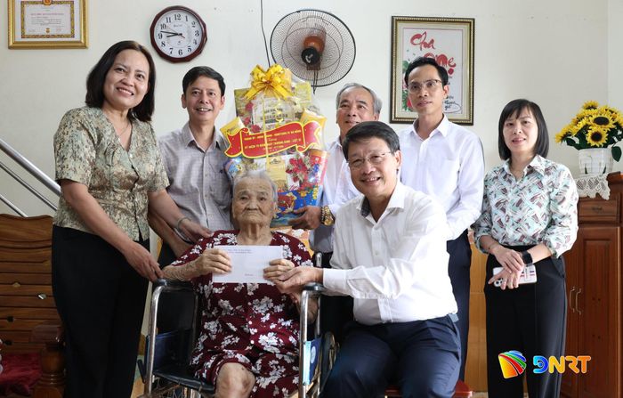 Phó Bí thư Thành ủy Ngô Xuân Thắng (hàng đầu, bên phải) thăm, tặng quà Mẹ Việt Nam Anh hùng Mai Thị Thọ. Ảnh: NGỌC HÀ