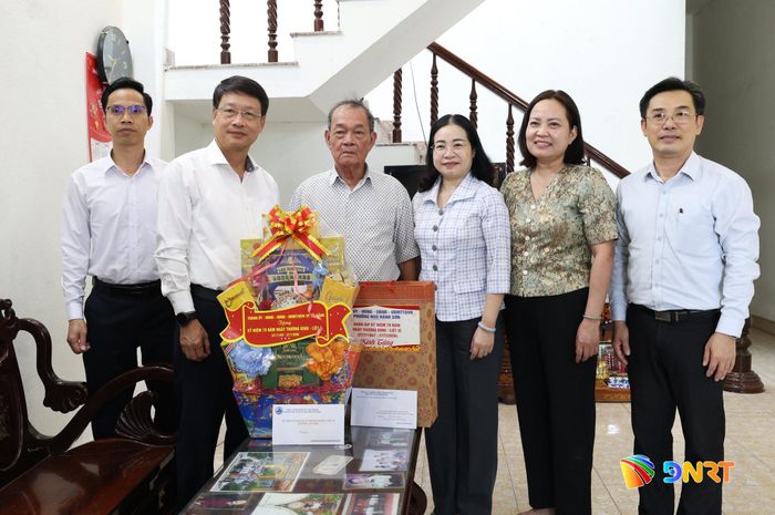 Phó Bí thư Thành ủy Ngô Xuân Thắng (thứ 2 từ trái qua) thăm, tặng quà thương binh Hồ Sỹ Lượng. Ảnh: NGỌC HÀ