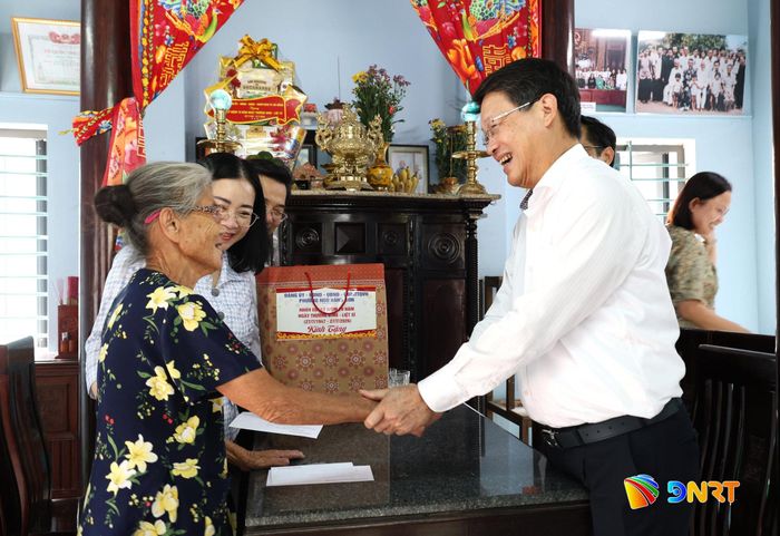 Phó Bí thư Thành ủy Ngô Xuân Thắng ân cần thăm hỏi sức khỏe thương binh Phùng Thị Nữ. Ảnh: NGỌC HÀ