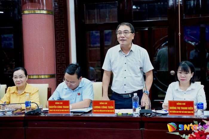 Trưởng ban Pháp chế HĐND thành phố Lương Công Tuấn trao đổi tại buổi làm việc. Ảnh: T.CÔNG