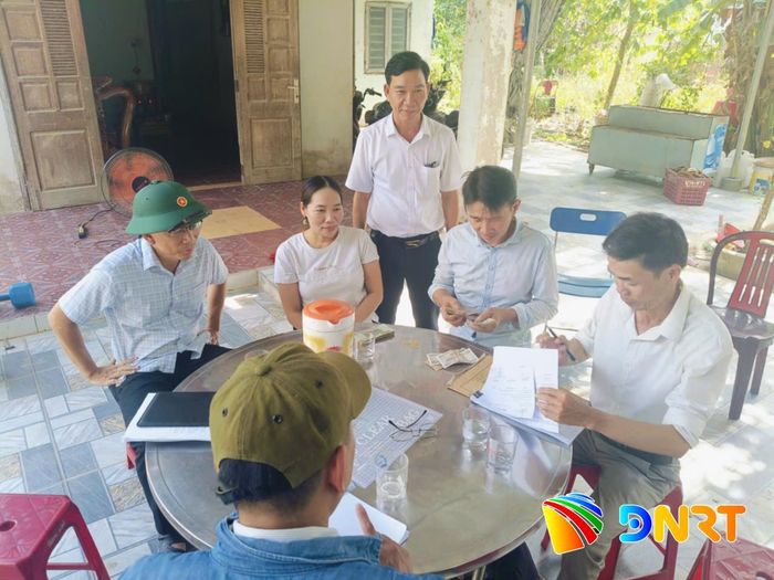Chính quyền xã Tiên Phước đến từng gia đình vận động và đối thoại để người dân ủng hộ các chủ trương, chính sách. Ảnh: DIỄM LỆ