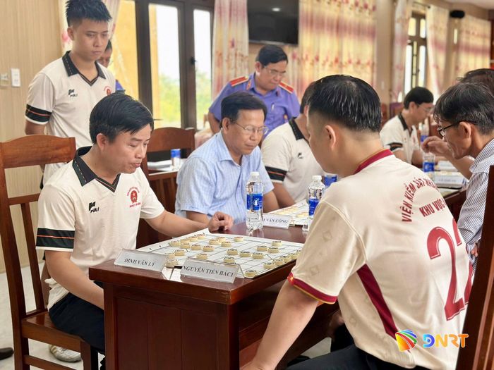 Các vận động viên thi đấu môn cờ tướng. Ảnh: DIỄM HƯƠNG - HỮU VIỆT
