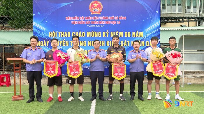 Ban tổ chức trao cờ lưu niệm cho các đơn vị tham gia hội thao. Ảnh: DIỄM HƯƠNG - HỮU VIỆT