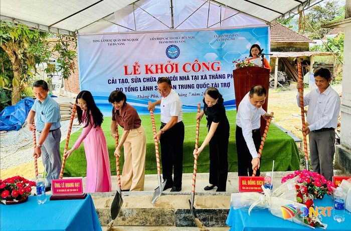 Các đại biểu thực hiện nghi thức khởi công công trình. Ảnh: ALĂNG NGƯỚC