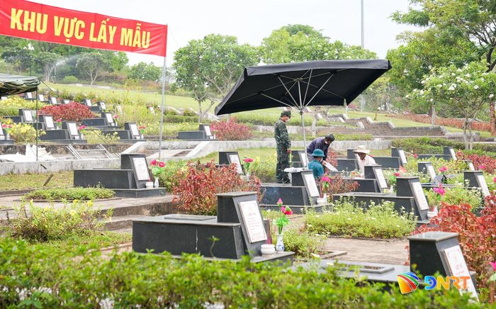 Đội tìm kiếm, quy tập hài cốt liệt sĩ thành phố triển khai lấy mẫu sinh phẩm tại mộ liệt sĩ. Ảnh: HỒ QUÂN